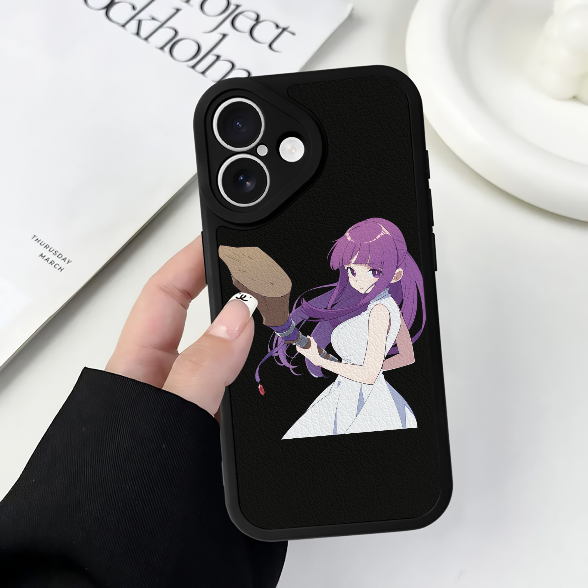 （画像用） 葬送のフリーレン Frieren 【iPhone 16シリーズ対応】シリコンスマホケース（レザー調） 材質：シリコン